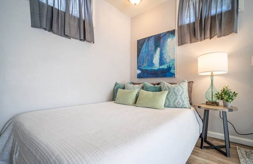 Lenoir City House | Tiny Home Downtown Lenoir City Minutes From The Lake