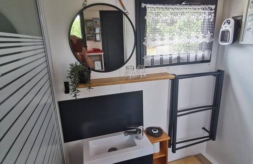 Verbiesles House | Tiny Home 'La Charmotte' with Private Terrace, Wi-Fi and Air Conditioning