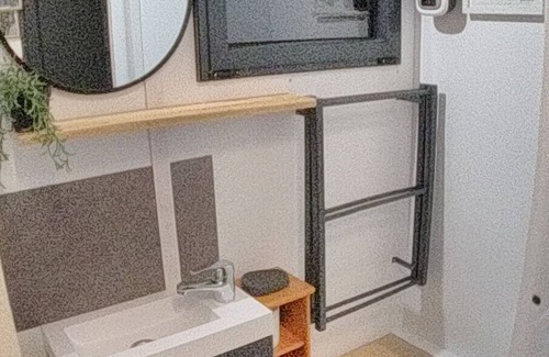 Verbiesles House | Tiny Home 'La Charmotte' with Private Terrace, Wi-Fi and Air Conditioning