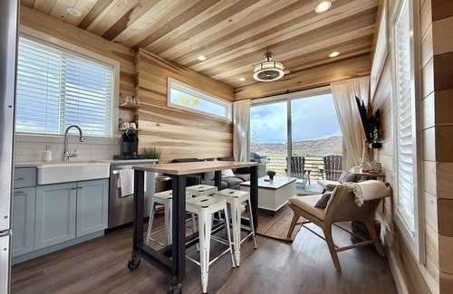 Escalante Apartment | Tiny‑Home W/King Bed, Fire Pit & Monument Views