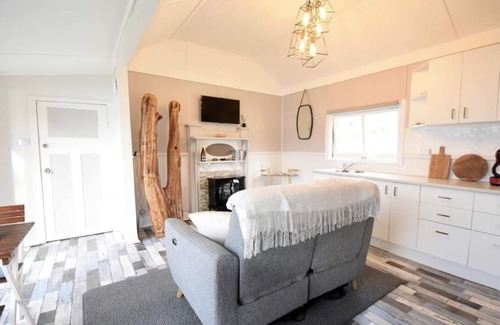 Strahan Cottage | Tiny house perfect couples retreat on the shore of Lettes Bay