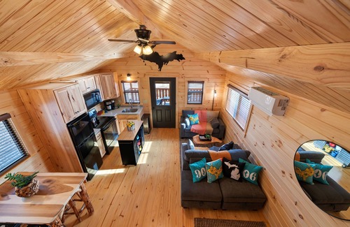 Escanaba Cabin | Tiny Log Cabin on Lake Michigan Shore Full Week Rental