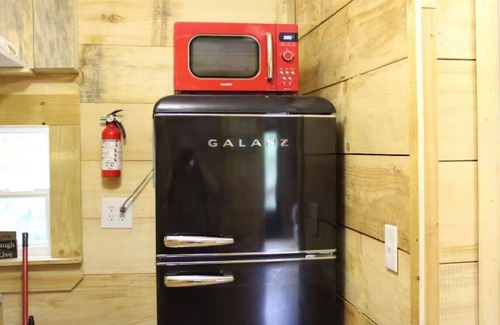 Jonesville House | Tiny Treehouse Escape with Wi-Fi, Modern Amenities, BBQ Deck + Mountain Views