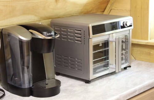 Jonesville House | Tiny Treehouse Escape with Wi-Fi, Modern Amenities, BBQ Deck + Mountain Views