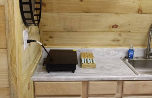 Jonesville House | Tiny Treehouse Escape with Wi-Fi, Modern Amenities, BBQ Deck + Mountain Views