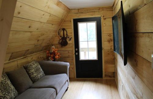 Jonesville House | Tiny Treehouse Escape with Wi-Fi and Mountain Views