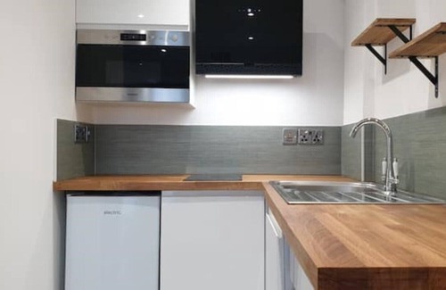 Southwick Apartment | TinyHome Southwick Cosy studio flat 5 mins to sea, village amenities and rail.