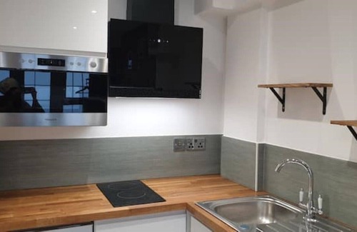 Southwick Apartment | TinyHome Southwick Cosy studio flat 5 mins to sea, village amenities and rail.