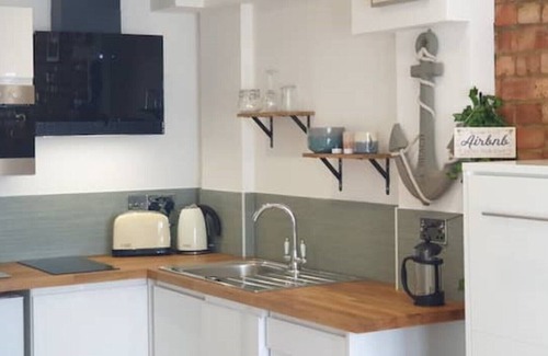 Southwick Apartment | TinyHome Southwick Cosy studio flat 5 mins to sea, village amenities and rail.