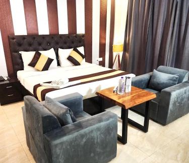 DLF Phase 5 House | TIPSYY INN 007