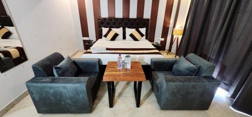 DLF Phase 5 House | TIPSYY INN 007
