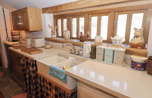 Bedwas Trethomas & Machen House | TIPYN BACH, pet friendly, character holiday cottage in Bedwas