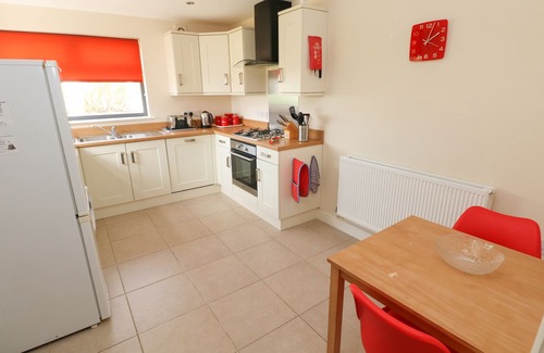 Haverfordwest Cottage | TLWS BACH, family friendly, with a garden in Roch