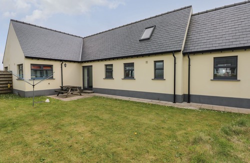 Haverfordwest Cottage | TLWS BACH, family friendly, with a garden in Roch