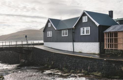 Kvivik House | Toftarstova - Seaview - Historic - 3BR House