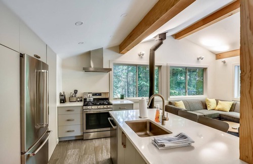 Stowe Area Condo | Tollhouse 10C: 3 br, ski-in/ski-out, woodstove, free ski shuttle, a/c, summer pool!