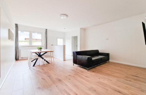 Krefeld Apartment | Tolstov Apartments - 4 Zimmer Wohnung mit Terrasse - 25 Min zur Messe DUS