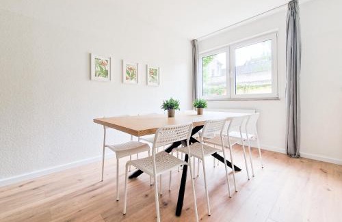 Krefeld Apartment | Tolstov Apartments - 4 Zimmer Wohnung mit Terrasse - 25 Min zur Messe DUS