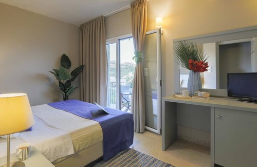 Skiathos Town Hotel | Tomato Beach Hotel in Skiathos