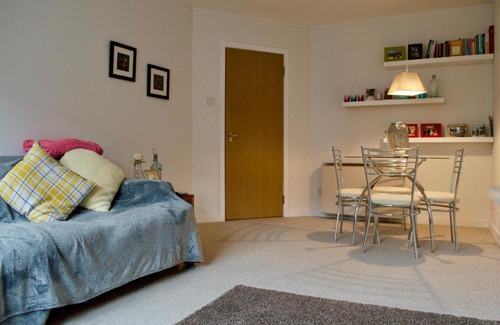 Gorgie Apartment | Top Floor 2 Bedroom Flat In Edinburgh