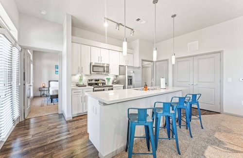 Windsor Park Apartment | Top Floor 2BR King Beds Suite, 8 Min to Downtown