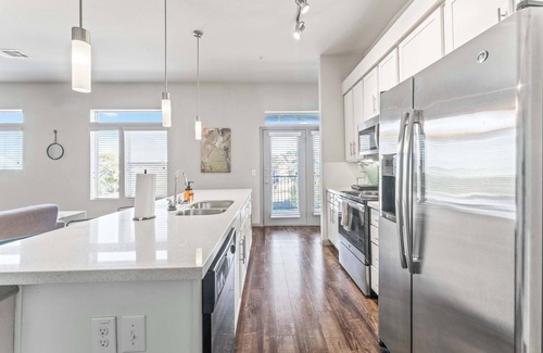 Windsor Park Apartment | Top Floor 2BR King Beds Suite, 8 Min to Downtown