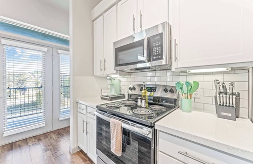 Windsor Park Apartment | Top Floor 2BR King Beds Suite, 8 Min to Downtown
