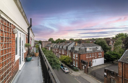 Belsize Apartment | Top-Floor Apartment w/Balcony & Rooftop