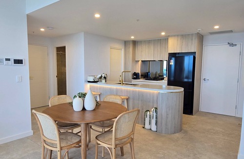 Harris Park Apartment | Top-floor apartment with spectacular views of the city skyline and Parramatta River