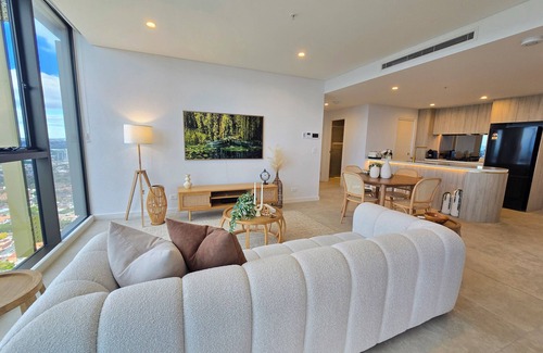 Harris Park Apartment | Top-floor apartment with spectacular views of the city skyline and Parramatta River