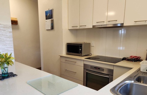 Larrakeyah Apartment | Top Floor Apartment Close to City and Beaches With Sweeping Golf Course Views