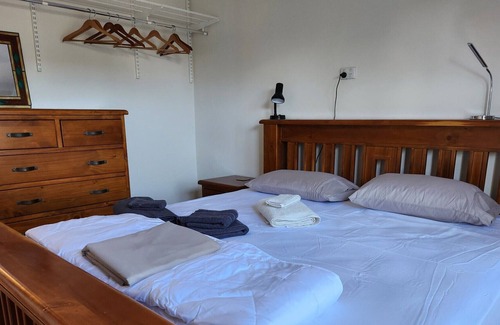 Larrakeyah Apartment | Top Floor Apartment Close to City and Beaches With Sweeping Golf Course Views