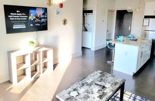 Clayton-Tamm Apartment | Top Floor King- Private Parking- Restaurants (504)