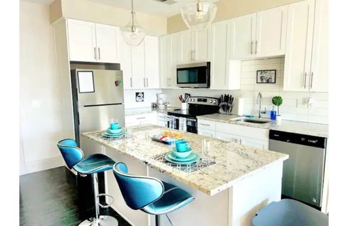 Clayton-Tamm Apartment | Top Floor King- Private Parking- Restaurants (504)