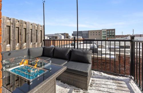 Lockerbie Square Apartment | Top Floor - Mass Ave in Heart of Indy with Balcony