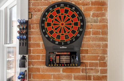 Lockerbie Square Apartment | Top Floor - Mass Ave in Heart of Indy with Balcony