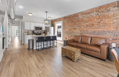 Lockerbie Square Apartment | Top Floor - Mass Ave in Heart of Indy with Balcony