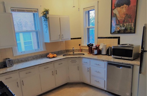 Oak Park Apartment | Top floor of Historic Oak Park Home/2 Car Garage