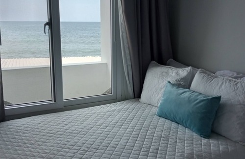 Sector 2 Hotel | Top floor stylish Queen room, balcony with great Caribbean view. Parking,Netflix
