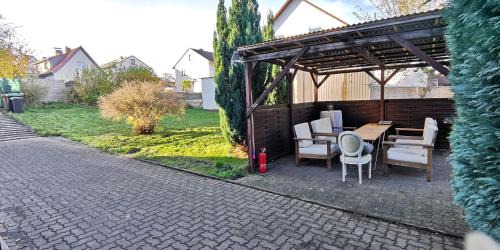 Kassel House | Top Komfort Ferienhaus mit umzäunten 1000qm Garten, Küche, Bad, Wohnzimmer, 4 Schlafzimmer, 8 Betten, Top Lage in Kassel, so privat wie zu Hause, ideal für Familien mit Kinder, Gratis Parkplätze