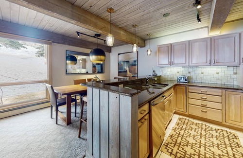 Snowmass Village Condo | Top of the Village - Trails 105