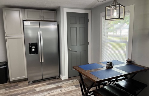 Muncie House | Top-Rated Guest Favorite- Near Ball State & IU Hospital & November Specials