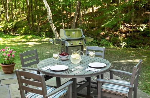 Woodstock Cottage | TOP RATED! Romantic rustic luxury+flowing stream+walk to town=Brook Cottage