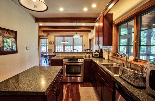 North Pole House | TOP RATED SKI LODGE/HOT TUB/MOUNTAIN VIEWS