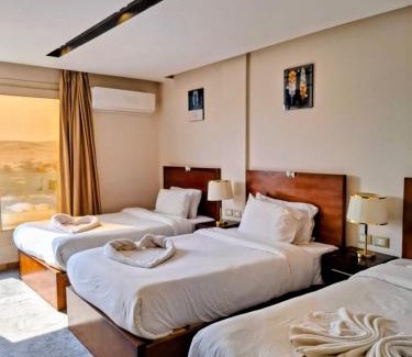 Kafrat al Jabal Bed & Breakfast | Topaz pyramids view