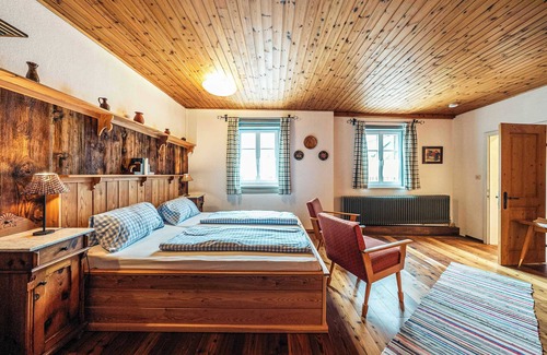 Altaussee Apartment | Torberg Apartment | Kitchen | Parking