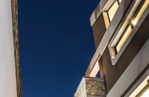 Penteli Apartment | Tourelle. A 64 m2 apartment consisting of a bedroom and a living room.