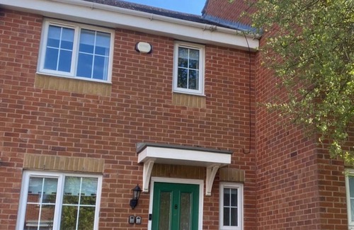 Corby House | Towcester House - Spacious 3 Bedrooms, Garden, Free Parking, Smart TV