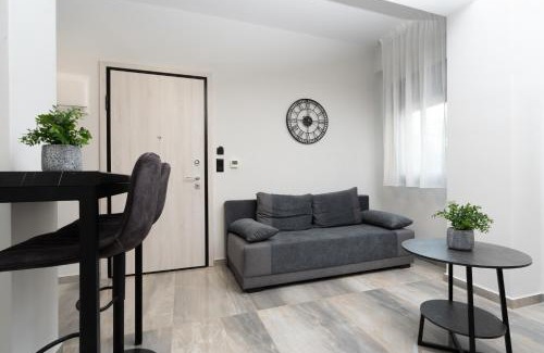 Vardaris Apartment | TOWER 15 Suites, Nilie Hospitality MGMT