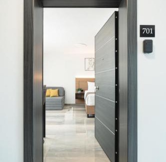 Vardaris Apartment | TOWER 15 Suites, Nilie Hospitality MGMT